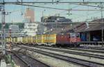 Am 14.5.2002 fhrt Lok 11345 mit einem Post Container Zug um 15.15 Uhr
durch den Bahnhof Winterthur.