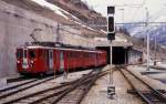 Direkt aus einem Tunnel f�hrt man in den Bahnhof Zermatt ein.