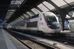 Der sich ein wenig verspäteter SNCF TGV Duplex Rame 4725 als TGV von Paris-Gare de Lyon nach Zürich HB traf am 18. Oktober 2017 im HB Zürich den TGV POS Rame 4413 als TGV von Zürich HB nach Paris-Gare de Lyon, der sich gerade auf der Abfahrt befindet.