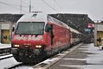 Die verschneite SBB Re 460 038-3  Hauenstein wartet am 10. Dezember 2017 auf Gleis 11 im HB Zürich, auf die Abfahrt mit dem IR 37 nach St. Gallen.