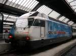 Fr die Unternehmensgruppe der schweizer Sendeanstalten  idee suisse  wirbt am 08.04.2005 die SBB Re 460 020-1 im Hauptbahnhof von Zrich.