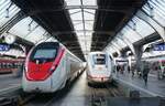 Ein RABe 501 der SBB und ein ICE 4 der DB treffen sich am 04.04.2022 im Züricher Hauptbahnhof