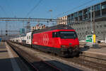 Mit dem IR 2169 aus Bern erreicht 460 032-6 am 09.02.2023 Zürich HB.