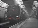 Neben dem Hallendach des Hauptbahnhofs von Zürich sorgt das Motiv gleich selbst für wenig Licht: Dampf und Rauch verzaubern die Szene der auf die Abfahrt wartenden (ex) SNCF 141 R 1244 des