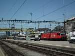Am Mittag des 27.07.2013 erreicht 460 015 mit ihrem Fernzug den Bahnhof Zürich HB