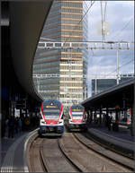 Vor Hochhauskulisse -    Zwei Züge der Baureihe RABe 511 im Bahnhof Zürich Oerlikon.