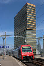 Re 450 016 als S15 bei der Einfahrt in Zürich Oerlikon am 22.04.2022.