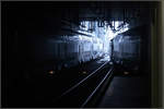 Hinein ins Dunkle - hinaus ins Helle -    Blick aus dem neuen unterirdischen Bahnhof des Züricher Hauptbahnhofes auf die Tunnelrampe.