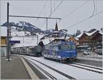 Lokwechsel: die mit dem GoldenPass Express 4068 von Montreux in Zweisimmen angekommene MOB Ge 4/4 8001 wird abgekuppelt und verlässt den bereits umgespurten Zug. 

15. Dezember 2022