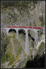 Ein Zug überquert am 1.10.2019 den Landwasserviadukt.