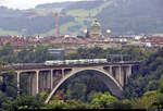 Unter dem Bundeshaus:  Ein RABe 515 (MUTZ | Stadler KISS) ist unterwegs auf dem Lorraineviadukt in Bern (CH).