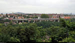 Eine Re 460 befährt mit einer IC-Garnitur das Viadukt Talwegmulde, Teil des Lorraineviadukt in Bern (CH).