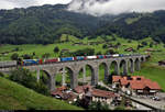 LKW-Konvoi auf dem Kanderviadukt:  Nachschuss auf eine Rollende Landstraße (RoLa) mit zwei Re 485 in Frutigen (CH).