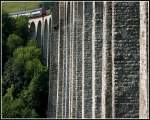 In voller Breitseite zeigt sich der Eglisauer-Rheinviadukt.