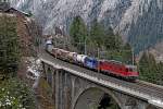 Re 6/6 11682 und Re 420 347-7 führen einen Container/Wechselbehälterzug bei Wassen auf der mittleren Meienreussbrücke zu Tale.Bild vom 10.12.2014