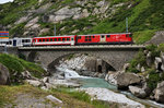 Deh 4/4 55 überquert mit dem R 620 (Andermatt - Göschenen), die Teufelsbrücke in der Schöllenenschlucht, nahe Andermatt.