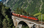 Eine Re 10/10 bestehend aus den Lokomotiven Re 6/6 11619  Arbon  und Re 4/4 II 11295, überquert mit einem Holcim Kieszug die mittlere Meienreussbrücke bei Wassen.