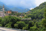 Der Regionalzug von Camedo nach Locarno hat soeben das Dorf Intragna (links) verlassen und überquert nun auf diesem knapp 80 m hohen Viadukt den Fluss Isorno. Intragna, 29.7.2023