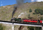 Der Dampfzug von Realp nach Furka - Gletsch - Oberwald überquert auf der Wilerbrücke den Fluss Furkareuss und wechselt die Talseite.