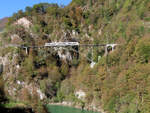 Centovalli: ein wunderschönes Tal im Tessin! Regionalzug von Camedo nach Locarno kurz nach dem Abgangsbahnhof auf der imposanten Ponte Borgnone, gesehen von der anderen Talseite. Camedo, 12.10.2020