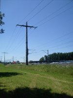 Diese Mastkombination trgt die Oberleitung und anscheinend die Bahnstromleitung.