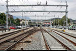 Blick auf die Gleis- und Bahnsteiganlagen des Bahnhofs Lugano (CH) in nördlicher Richtung.