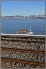 Frher sass man Richtung Chur im Zug in der ersten Reihe, heute sind es die Spaziergnger auf der Bank am neuen Strandweg zwischen Richterswil und Wdenswil. (19.02.2013)