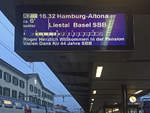 Infotafel der besonders sympathischen Art im Bahnhof Olten: nebst Anzeige des ICE nach Hamburg entlässt man  Roger  in den Ruhestand und bedankt sich für 44 Jahre Bahndienst (dieser Mann