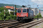 SBB: DIE BEIDEN LETZTEN  Die letzte an die SBB abgelieferte Re 4/4 II, die Re 421 397-1, beim Passieren von einem der letzten noch im Betrieb stehenden Flügelsignale der Schweiz.