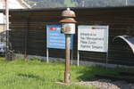 Diese Glocke signalisierte einst am Bahnhof die Ankunft eines Zuges aus einer bestimmten Richtung. Meistens standen zwei solcher Glocken an ienem Bahnhof. So gesehen beim Ringlokschuppen in Sargans.

Sargans, 23.08.2019