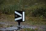 Ein Weichensignal aus Blech, unbeleuchtet, im Bahnhof Muttbach-Belvedere an der Strecke der Furkadampfbahn, aufgenommen am 06.09.2024.