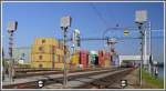 Containerterminal in Birsfelden Hafen mit alten Sperrsignalen. (21.09.2010)