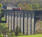 Am 30. April 2017 überfährt der Rote Doppelpfeil  Churchill  SBB RAe 4/8 Nr. 1021 auf der Brunchfahrt die 457 Meter lange und 50 Meter hohe Eisenbahnbrücke Eglisau.  