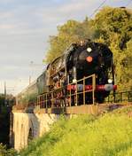 Ich musste durch Dornensträuchern durchkämpfen, um um diese noch versteckte, unbekannte wunderbare Fotostelle zu erreichen! Die 141.R.1244 des Vereins Mikado durchfährt am Samstag, 19. August 2017 vor Sonnenuntergang mit einem Dampfsonderzug die eigentlich nicht so bekannte Glattbrücke bei Zweidlen. Nicht weit weg verbindet die bekannte Rheinbrücke bei Eglisau, den Bahnhof Hüntwangen-Wil und den Bahnhof Eglisau. Der Dampfsonderzug fuhr dann via Bad Zurzach, Koblenz und Turgi wieder zurück nach Baden.
