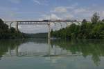 Am 09.06.2018 befhrt eine S9 von Schaffhausen nach Uster die Rheinbrcke bei Eglisau.