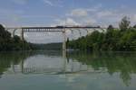 Am 09.06.2018 befhrt eine S9 von Schaffhausen nach Uster die Rheinbrcke bei Eglisau.