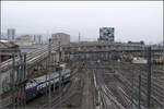 In Hochlage das Limmattal entlang -    Die Letzigrabenbrücke im Vorfeld des Züricher Hautbahnhofes mit einem geschobenen Zug.