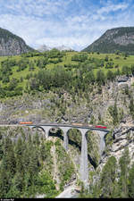RhB Ge 6/6 II 702 mit Güterzug am 8. Juli 2020 auf dem Landwasserviadukt bei Filisur.
