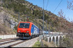 SBB Cargo Re 474 015 zusammen mit einer MRCE 189 mit einem UKV-Zug am 24. April 2021 auf dem Luogelkinviadukt bei Hohtenn.