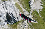 Der bergw�rts fahrende Doppeltriebwagen verl�sst den Tunnel unterhalb der Eselswand.
