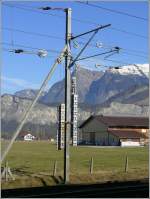 Fahrleitungsmast mit vier Abspanngegengewichten in Sargans.