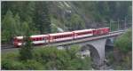 Unterhalb der Galerien �berquert R636 ein weiteres Mal die Urner Reuss und kurz danach noch einmal vor Erreichen des Bahnhofs G�schenen.
