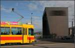 Tram und SBB-Stellwerk -     An der Brücke über die Bahnanlagen im Zuge der Münchensteiner Straße.