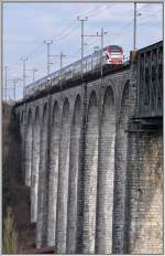 RE3773 mit einem RABe 511.0 KISS auf dem Eglisauer Viadukt.