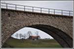 Glattviadukt in Herisau mit typischem Appenzeller Bauernhaus.