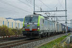 Doppeltraktion, mit den Loks 475 403-2 und 186 106-1, fährt Richtung Bahnhof Lausen.