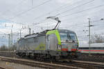 Siemens Vectron der BLS 475 415-6 verlässt die Abstellanlage beim badischen Bahnhof.
