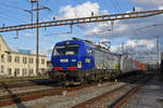 Doppeltraktion, mit den Loks 193 494-2 und 186 106-1, durchfährt den Bahnhof Pratteln.