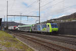 Re 485 005-3 der BLS durchfährt den Bahnhof Gelterkinden.