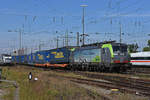 Siemens Vectron der BLS 475 411-5 durchfährt den badischen Bahnhof.